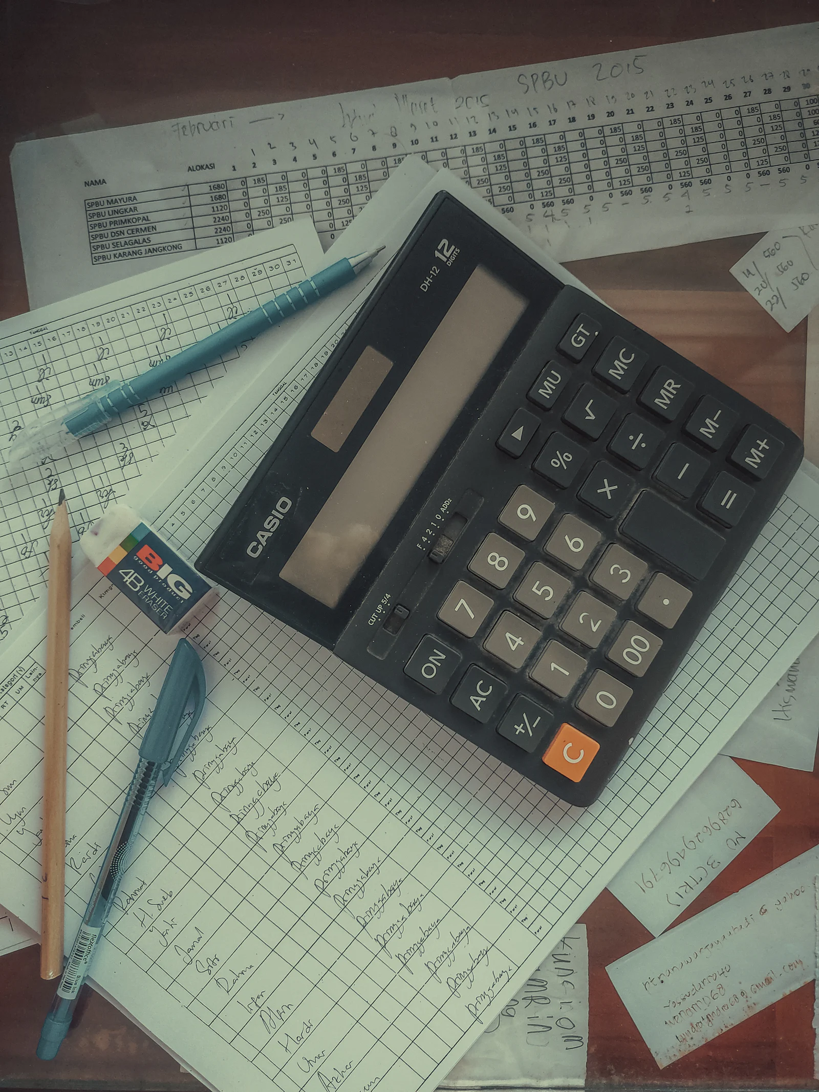 Calculator and financial records used to assess what a non-working spouse is entitled to in a Nevada divorce